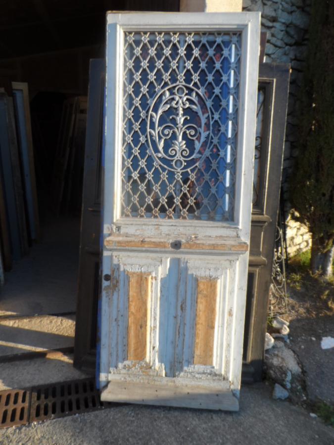 Porte Avec Grille En Fonte En Létat Porte Dentrée Portes