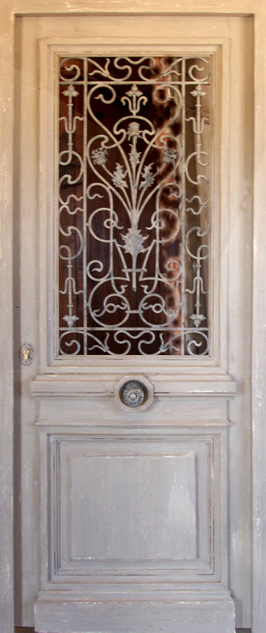 Porte avec ouvrant vitré & grille en fonte Portes d'entree . Portes